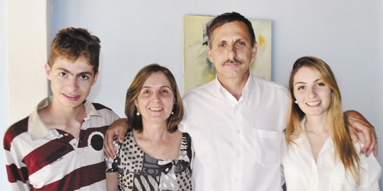 Prefeito diplomado da cidade de Restinga, Paulim do Pitti, com sua mulher Ana Angélica e os filhos Aline e Lucas, em click de Rose Victal, no dia de ontem